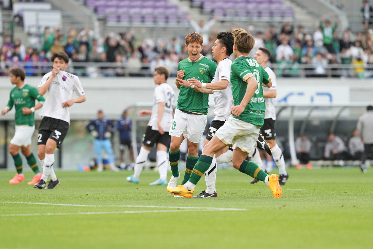 東京V対東京　前半、PKを決めガッツポーズ東京V見木（中央）（撮影・井上学）