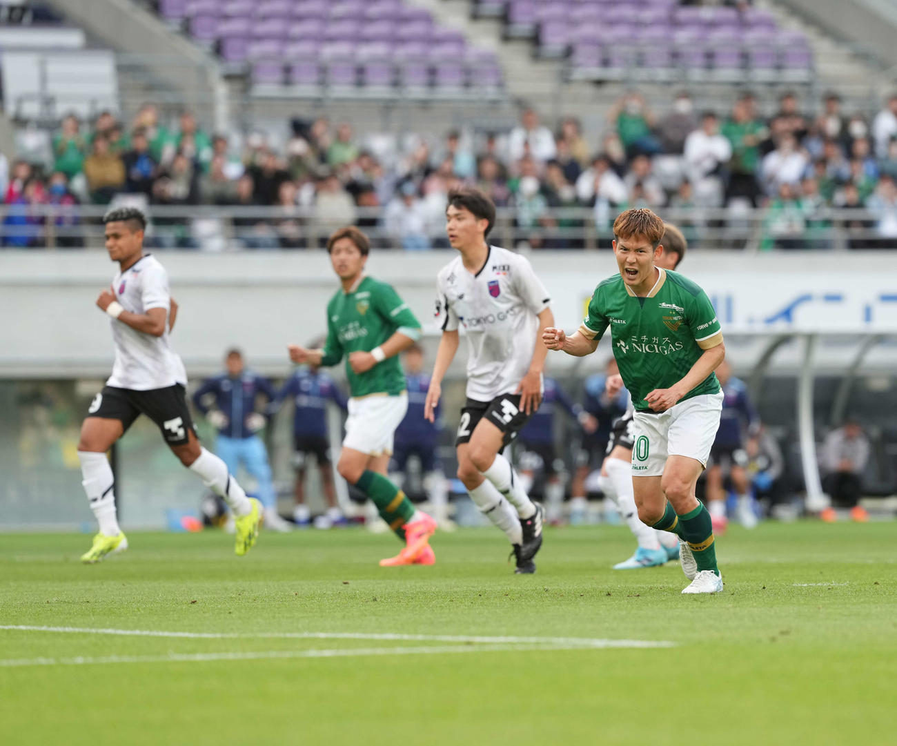 東京V対東京　前半、PKを決めガッツポーズ東京V見木（右端）（撮影・井上学）