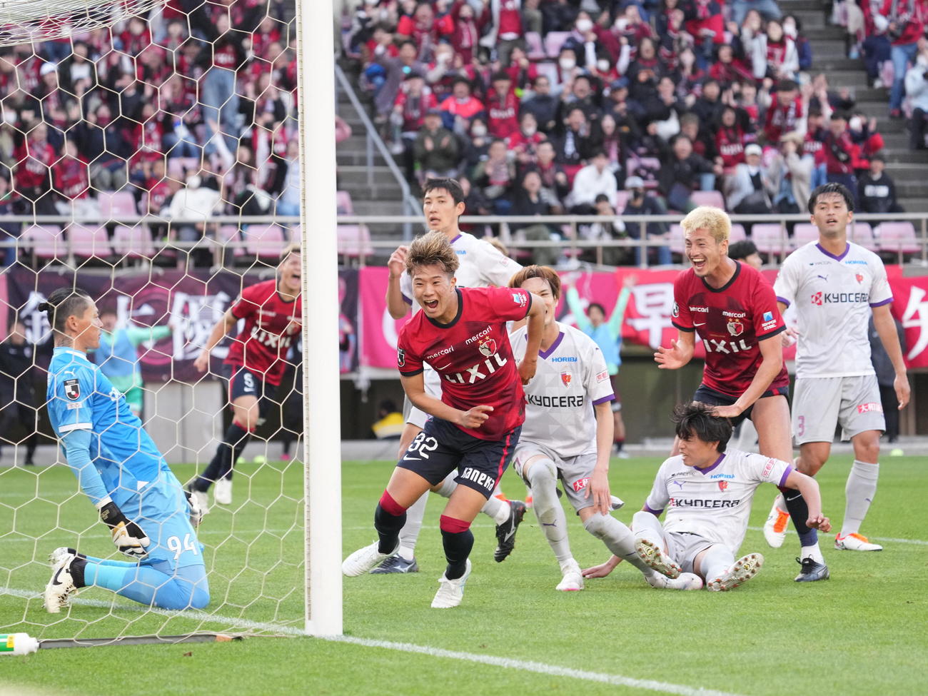 鹿島対京都　後半、鹿島濃野（中央）はヘディングでゴールを奪う（撮影・小沢裕）