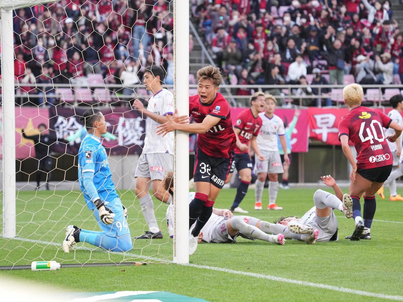 明治安田Jリーグ第8節、鹿島対京都　後半、鹿島濃野（中央）はヘディングでゴールを奪う（撮影・小沢裕）