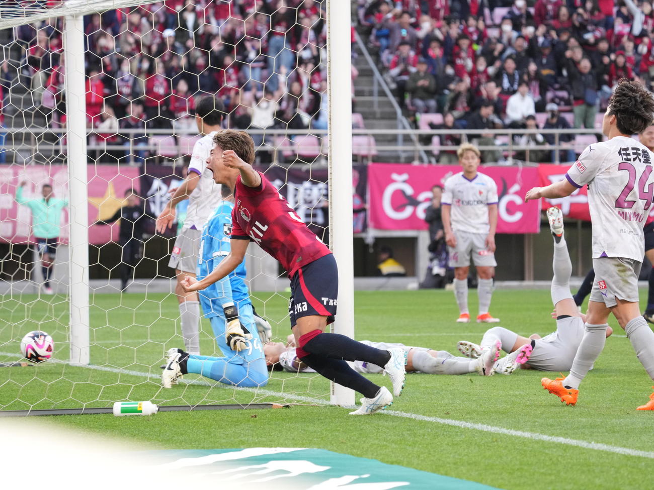 明治安田Jリーグ第8節、鹿島対京都　後半、鹿島濃野（中央）はヘディングでゴールを奪う（撮影・小沢裕）