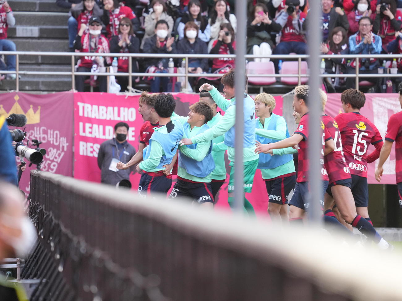 明治安田Jリーグ第8節、鹿島対京都　後半、鹿島濃野（左）はヘディングでゴールを奪いイレブンの祝福を受ける（撮影・小沢裕）