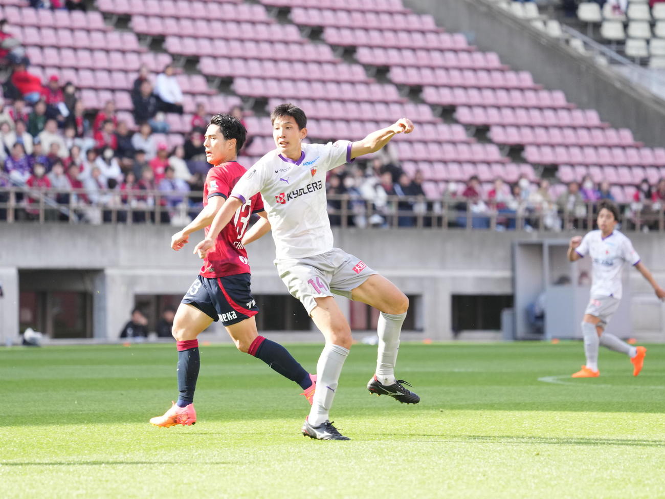 明治安田Jリーグ第8節、鹿島対京都　前半、京都原（右）はシュートを放つもゴールならず（撮影・小沢裕）