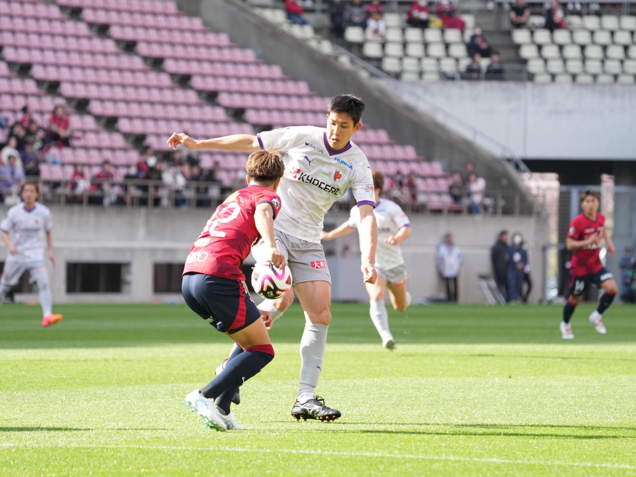 明治安田Jリーグ第8節、鹿島対京都　前半、競り合う鹿島濃野（左）と京都原（撮影・小沢裕）