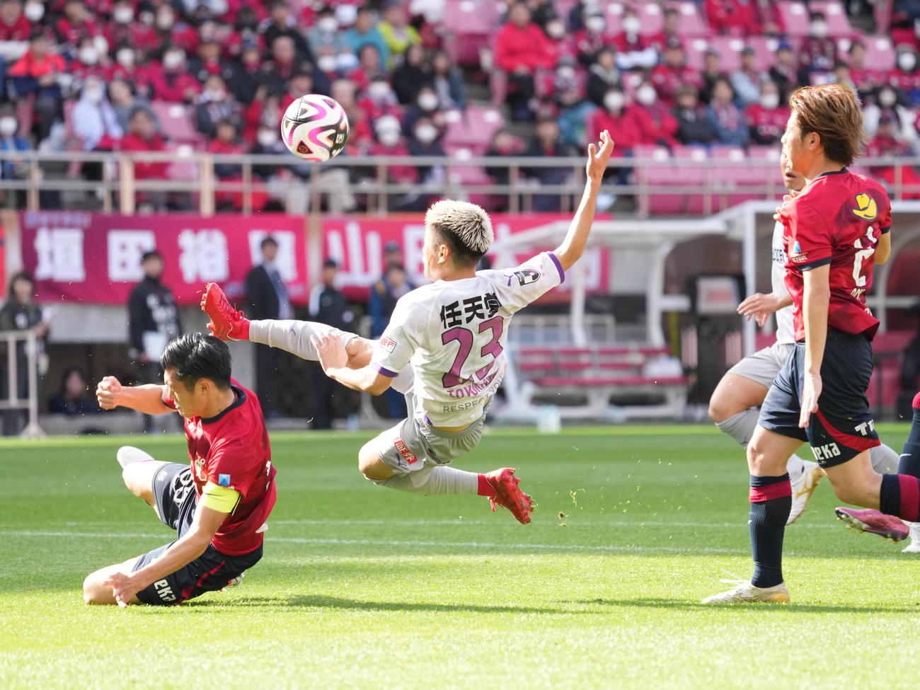 明治安田Jリーグ第8節、鹿島対京都　前半、京都豊川（中央）はシュートを放つもゴールならず（撮影・小沢裕）