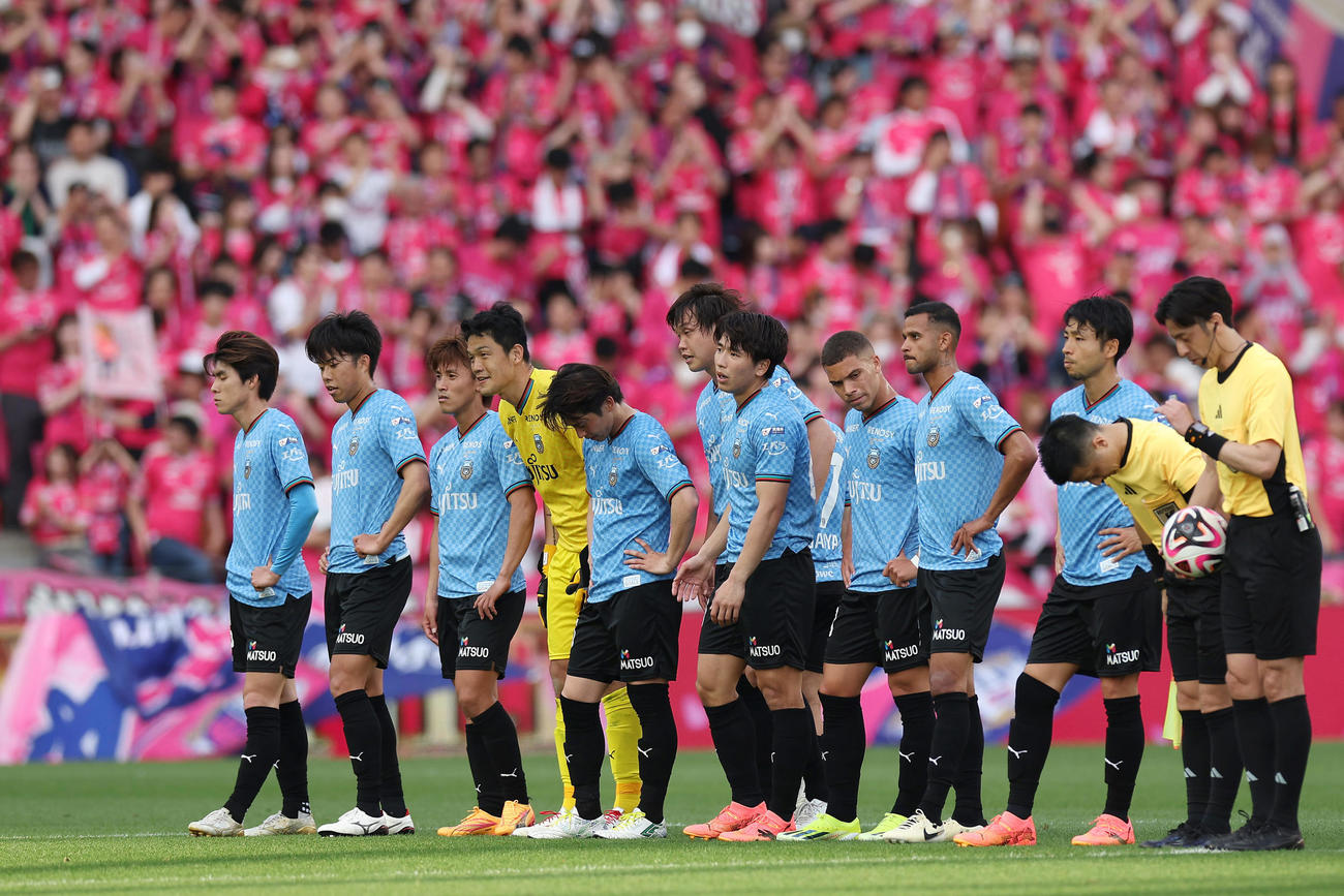 C大阪対川崎F C大阪に敗れ、悔しそうに整列する川崎Fの選手たち（撮影・前田充）