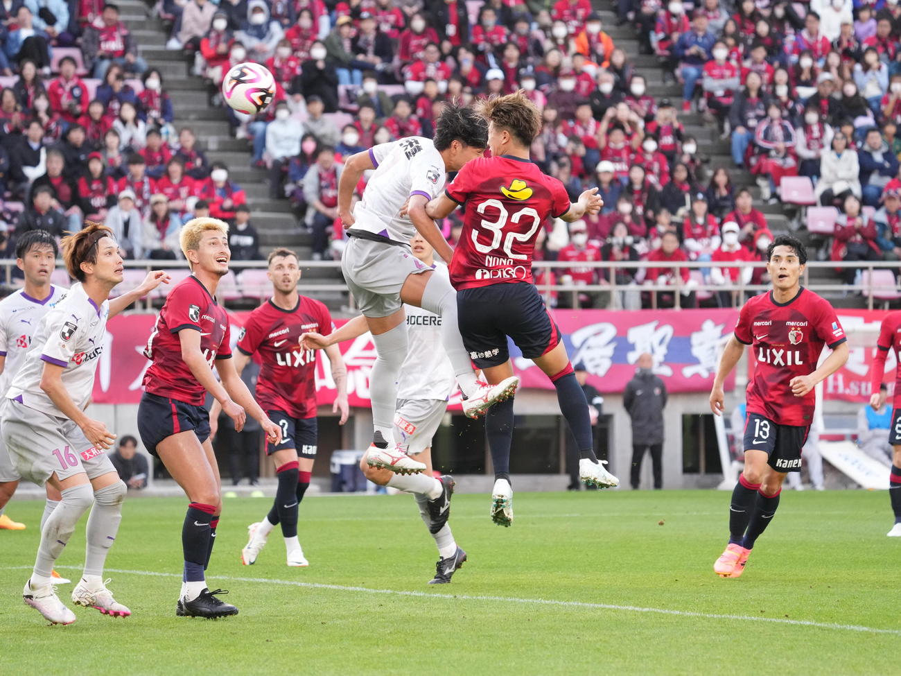 鹿島対京都　後半、鹿島濃野（中央）はヘディングでゴールを奪う（撮影・小沢裕）