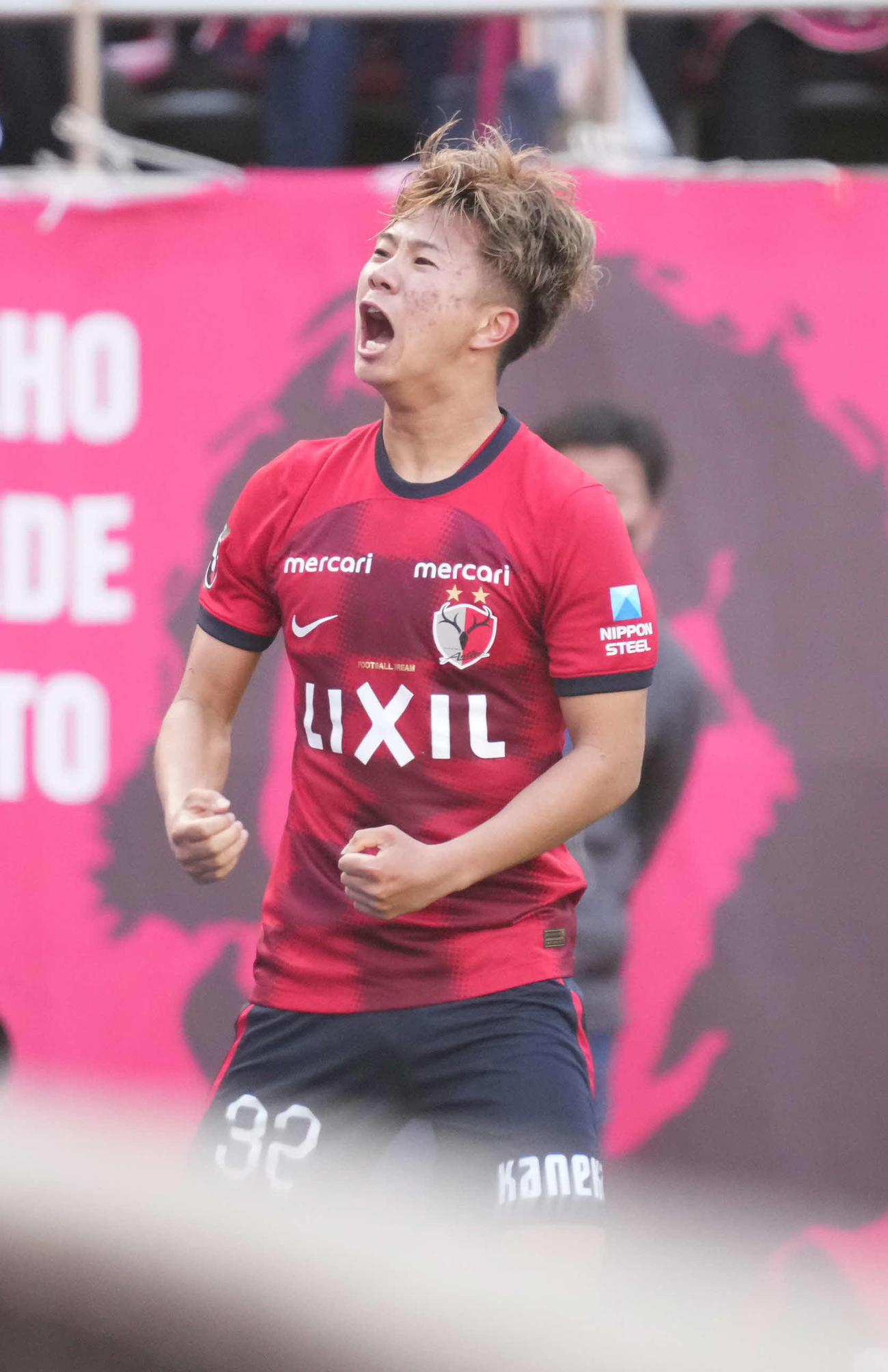 鹿島対京都　後半、鹿島濃野はゴールを奪いサポーターに向かってガッツポーズ（撮影・小沢裕）