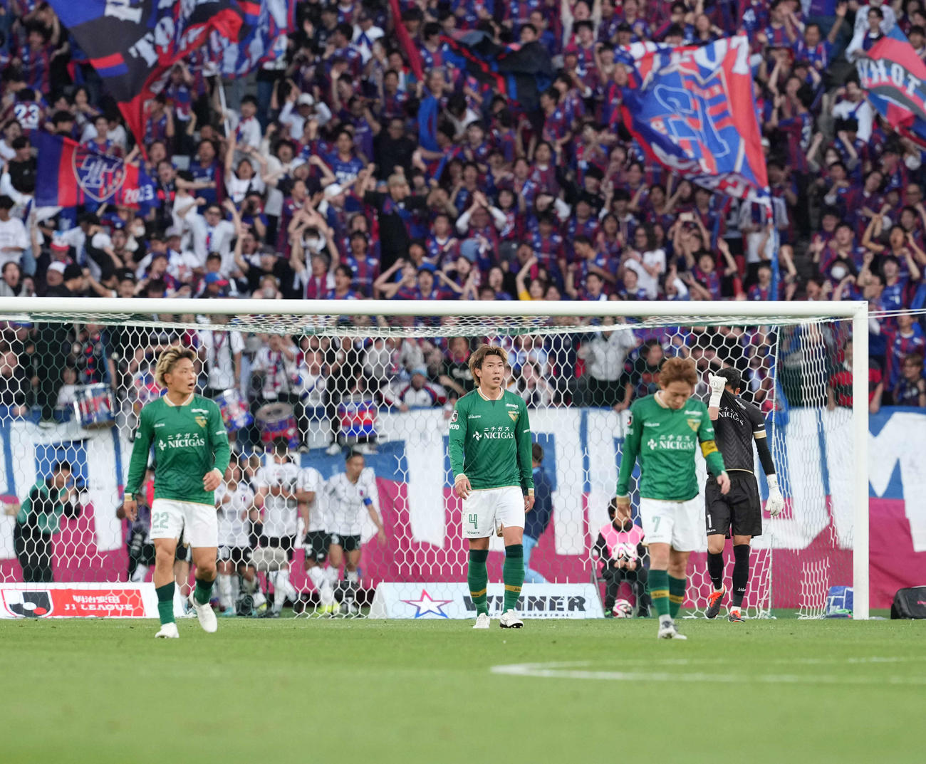 東京V対東京　後半、東京遠藤の同点ゴールでうなだれる東京Vの選手たち（撮影・井上学）