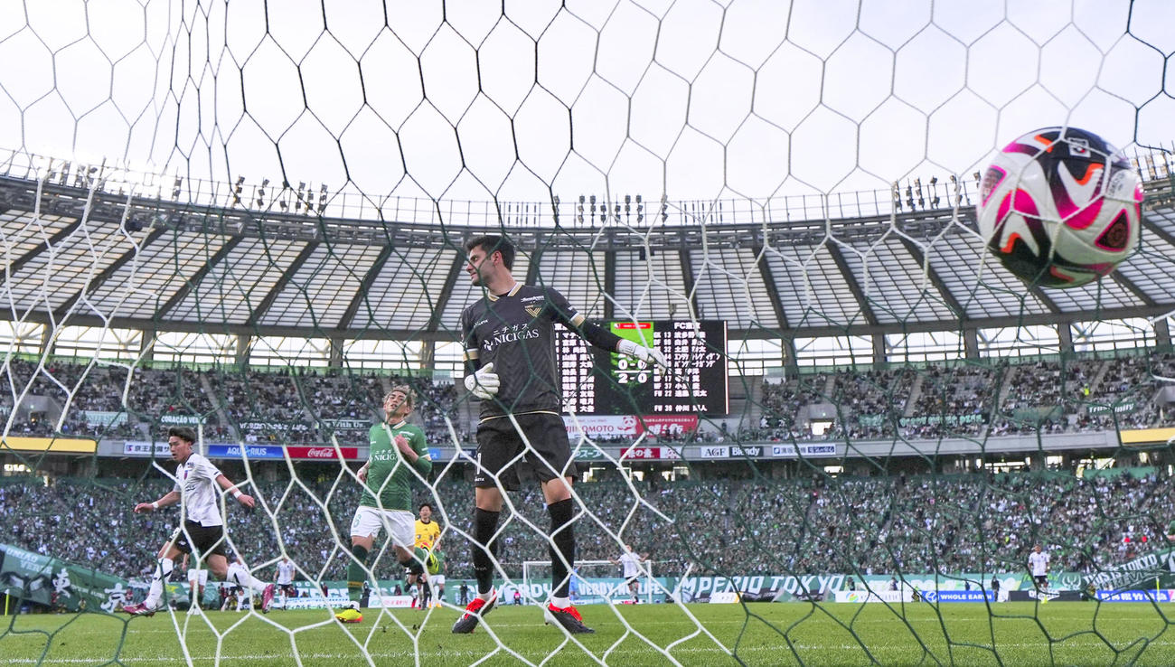 後半、ゴールを決め、駆け出すFC東京遠藤（共同）