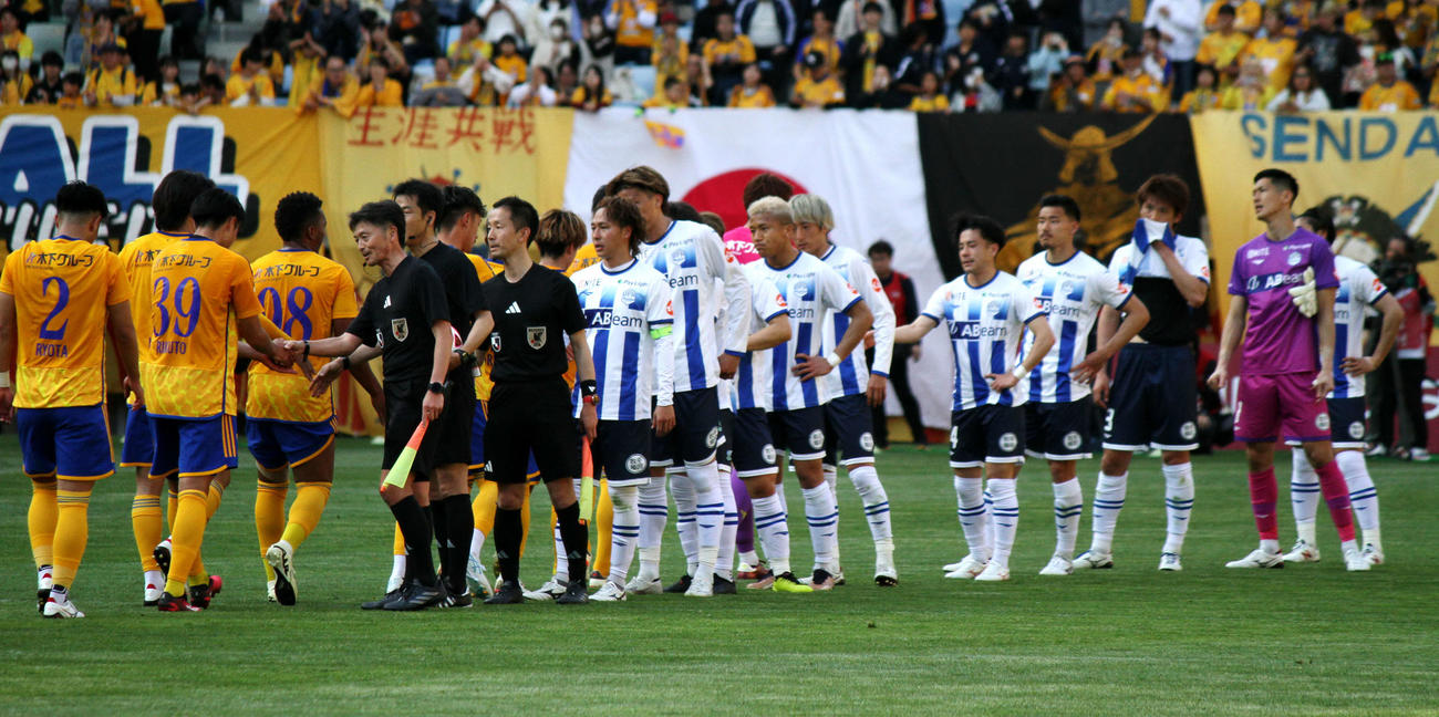 仙台対山形　試合後、激闘を称え合う両イレブン（撮影・木村有優）