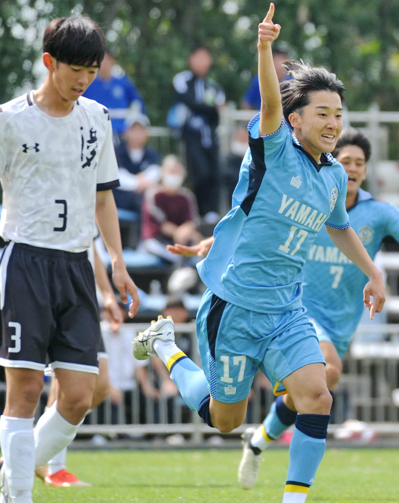 先制ゴールを決め、笑顔を見せる磐田U－18・MF高沢（手前右）