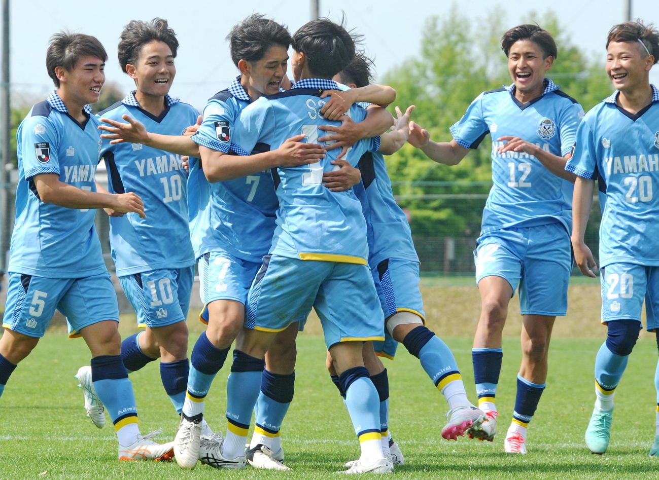 先制し、笑顔を見せる磐田U－18イレブン