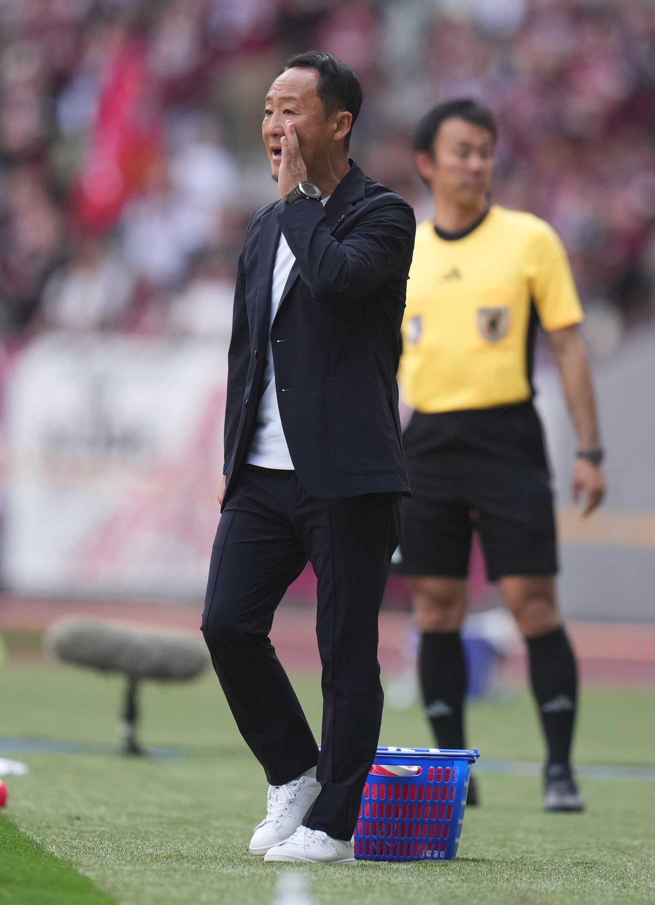 町田対神戸　前半、指示を出す町田黒田監督（撮影・狩俣裕三）