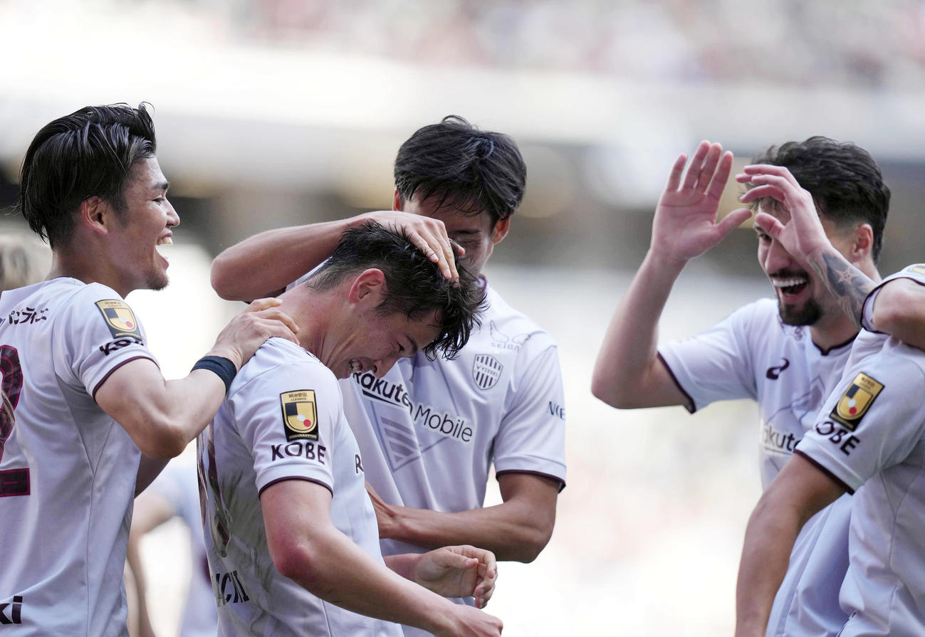 町田対神戸　前半、先制ゴールを決め。チームメートたちに祝福される神戸山内（中央）（撮影・狩俣裕三）