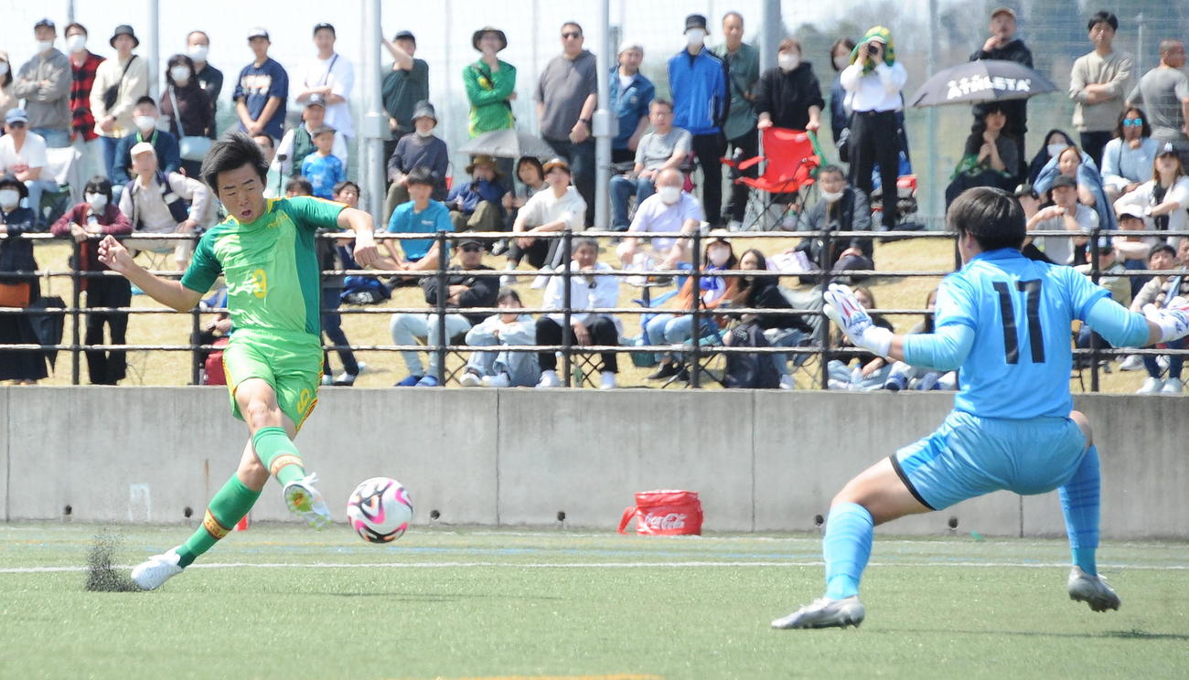 帝京長岡対神村学園　1－0の前半26分にこの日2得点目を決める帝京長岡・新納（左）