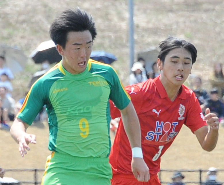 帝京長岡対神村学園　帝京長岡・新納（左）