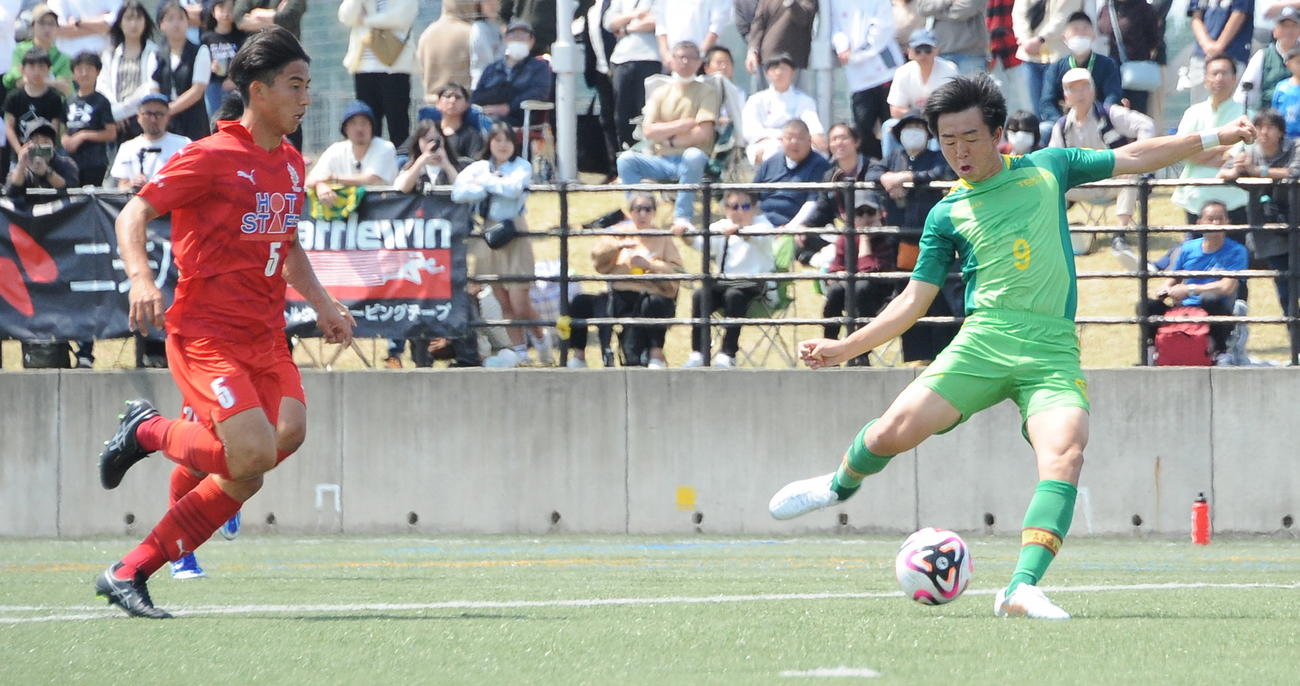 1－0の前半26分にこの日2得点目を決める帝京長岡・新納（右）