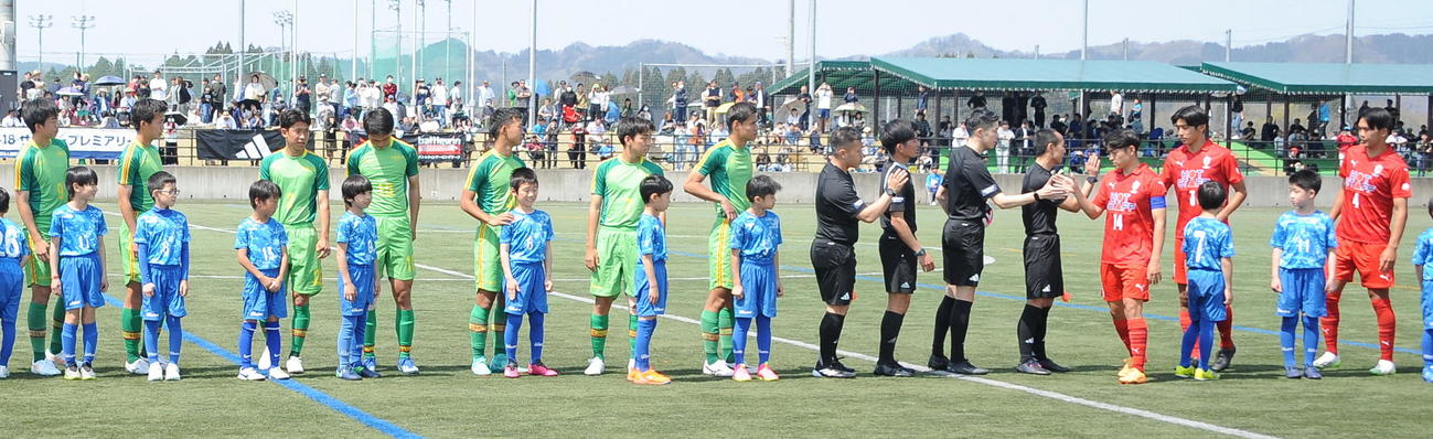 エスコートキッズを務めた長岡ジュニアユースFCの子どもたち