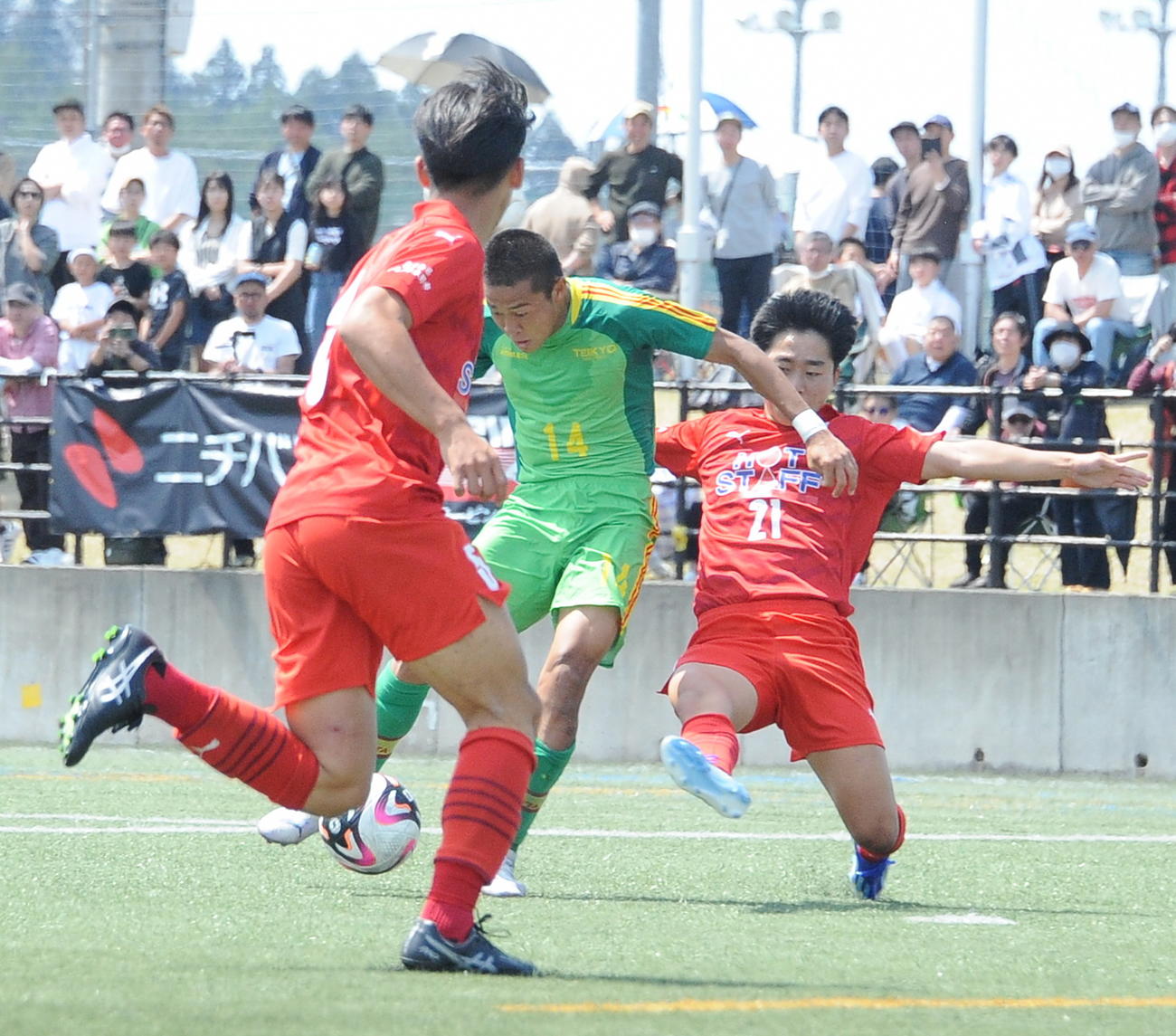 帝京長岡対神村学園　2－0の前半33分にチーム3点目を決める帝京長岡・安野（中央）