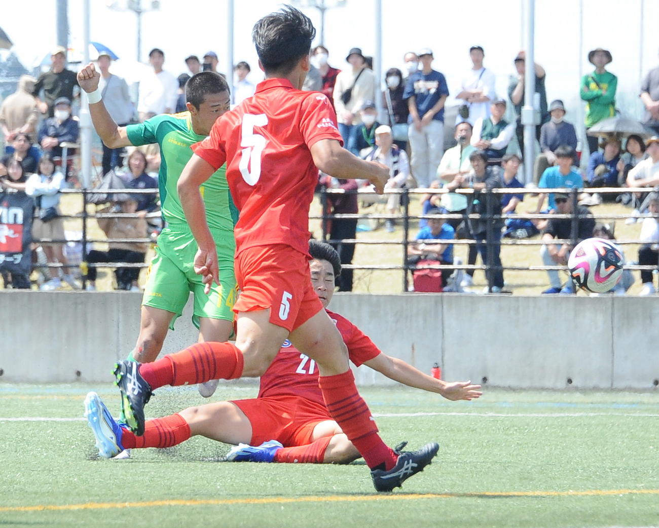 2－0の前半33分にチーム3点目を決める帝京長岡・安野（左）