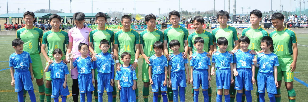 試合前、エスコートキッズを務めた長岡ジュニアユースFCの子どもたちが帝京長岡の選手たちと記念撮影