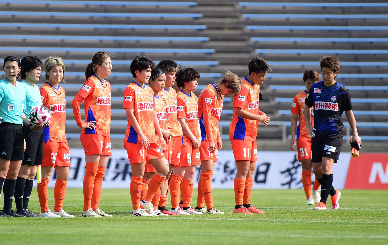 新潟L対大宮　試合に敗れ、肩を落とす新潟レディースイレブン