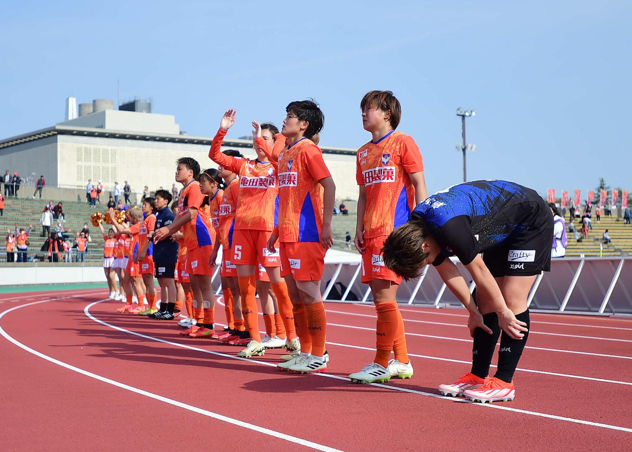 新潟L対大宮　試合後、サポーターにあいさつをする新潟レディースの選手たち