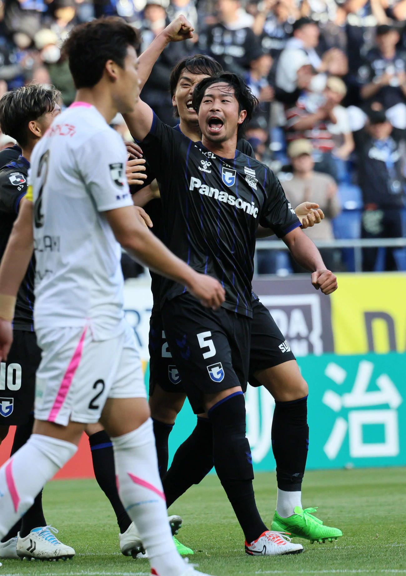 G大阪対鳥栖　後半終了間際、G大阪三浦弦太（中央）は勝ち越しゴールを決め、祝福を受けて絶叫する（撮影・宮崎幸一）