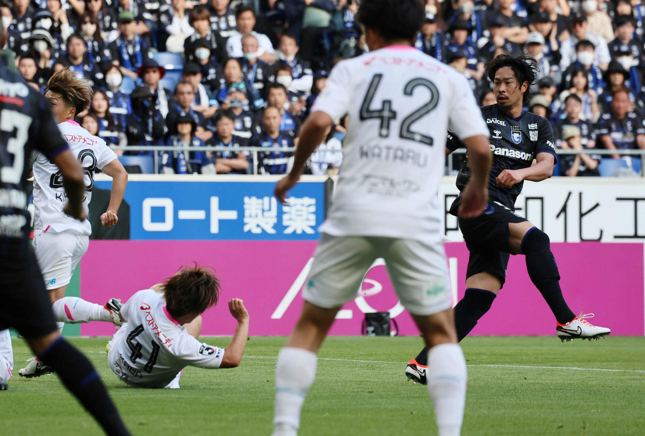 G大阪対鳥栖　後半終了間際、G大阪三浦（右）はペナルティエリア内からジェバリのパスを受け、右足で勝ち越しゴールを左下に決める（撮影・宮崎幸一）