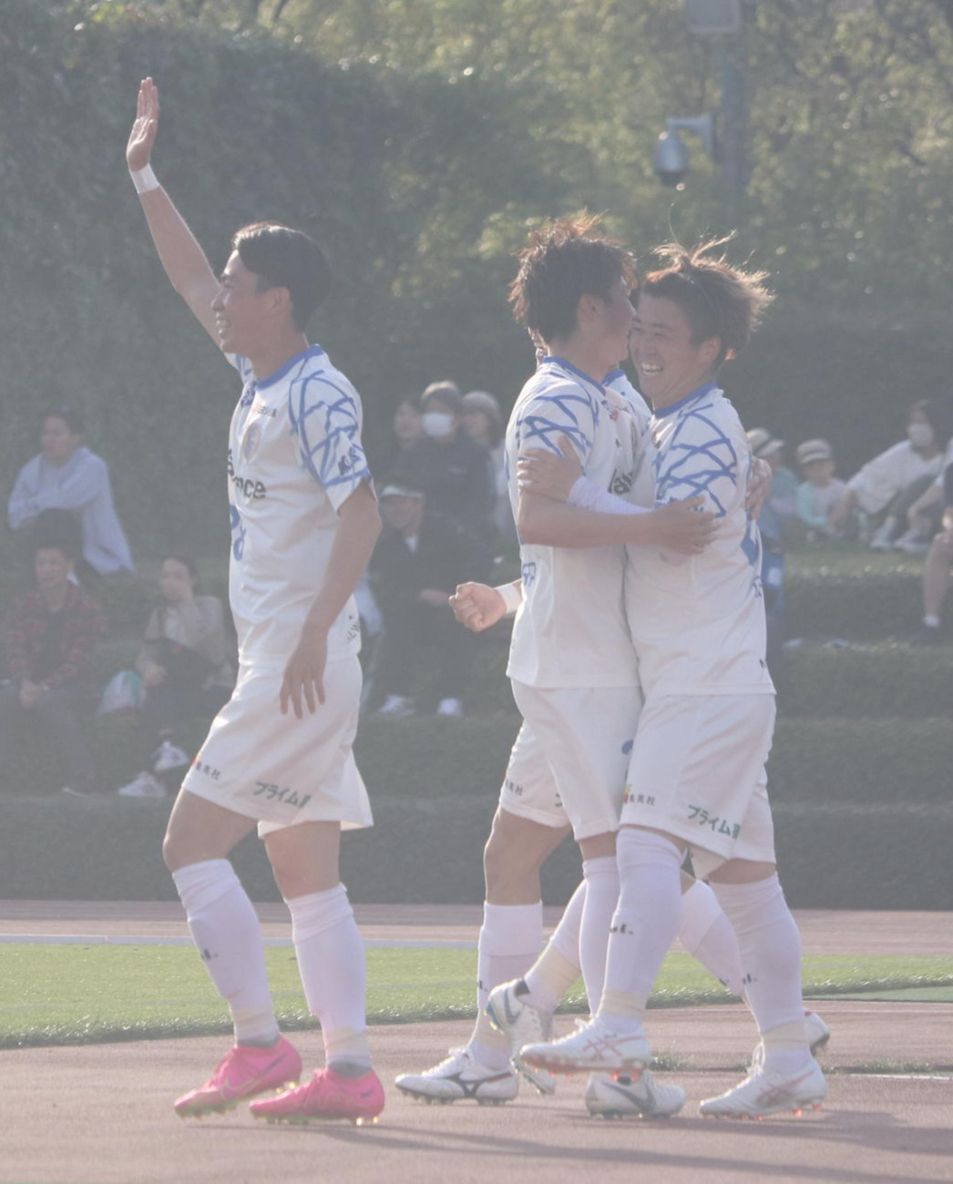 前半32分、ヘディングシュートで今季初得点を決めたFW大前（右）はチームメートと喜び合う