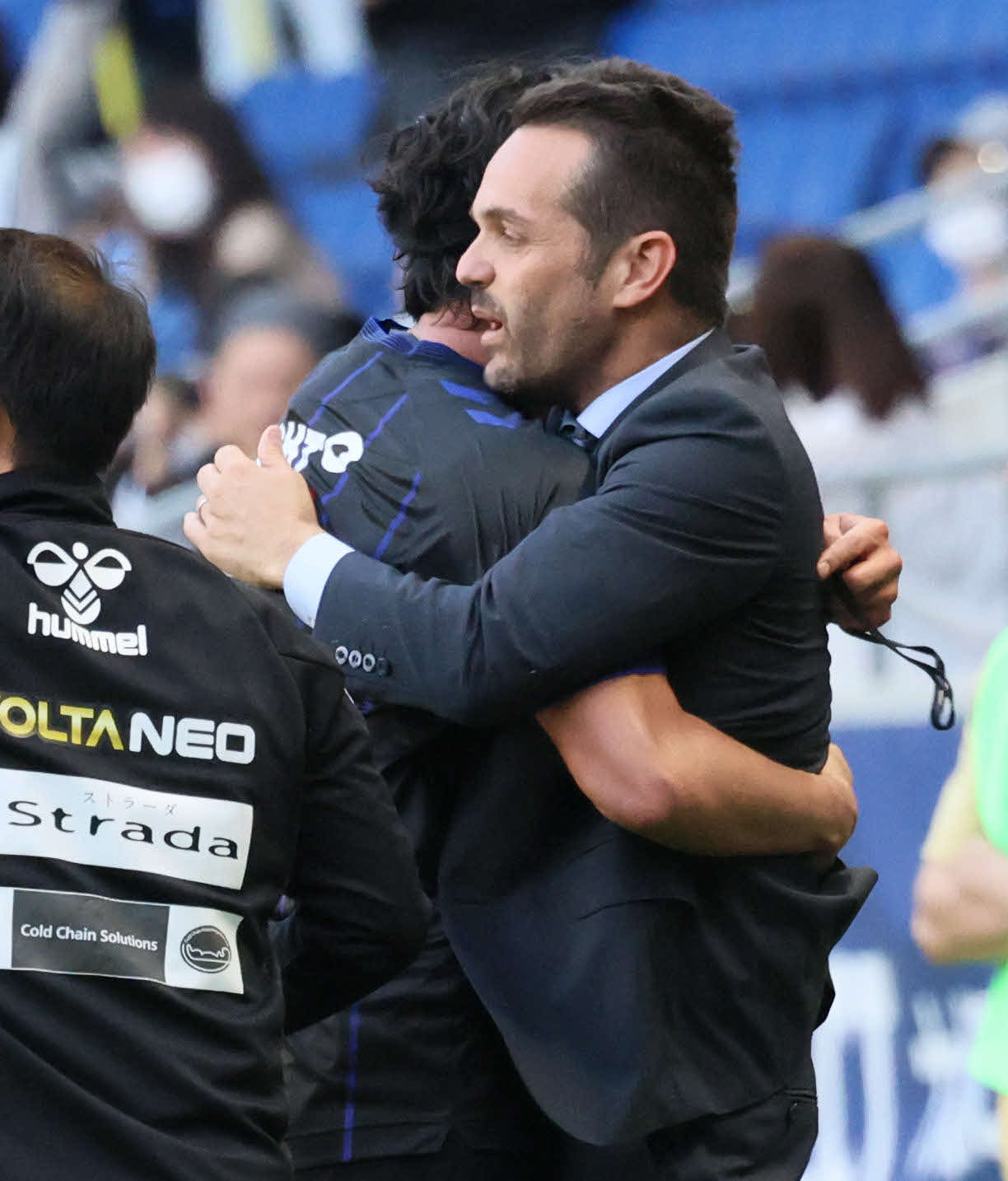 G大阪対鳥栖　後半終了間際、G大阪ポヤトス監督は勝ち越しゴールを決めた三浦（左）を抱きしめる（撮影・宮崎幸一）