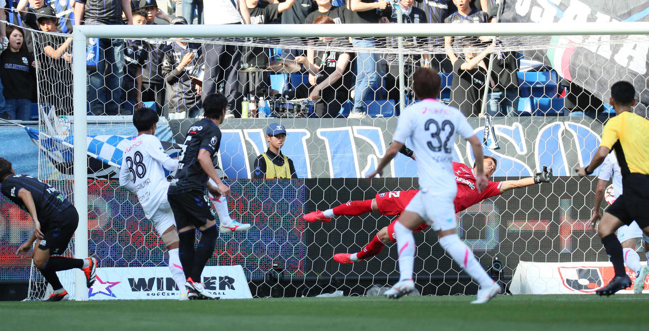 前半、鳥栖長沼（左）は頭で先制ゴールを決める。GKは一森純（撮影・宮崎幸一）