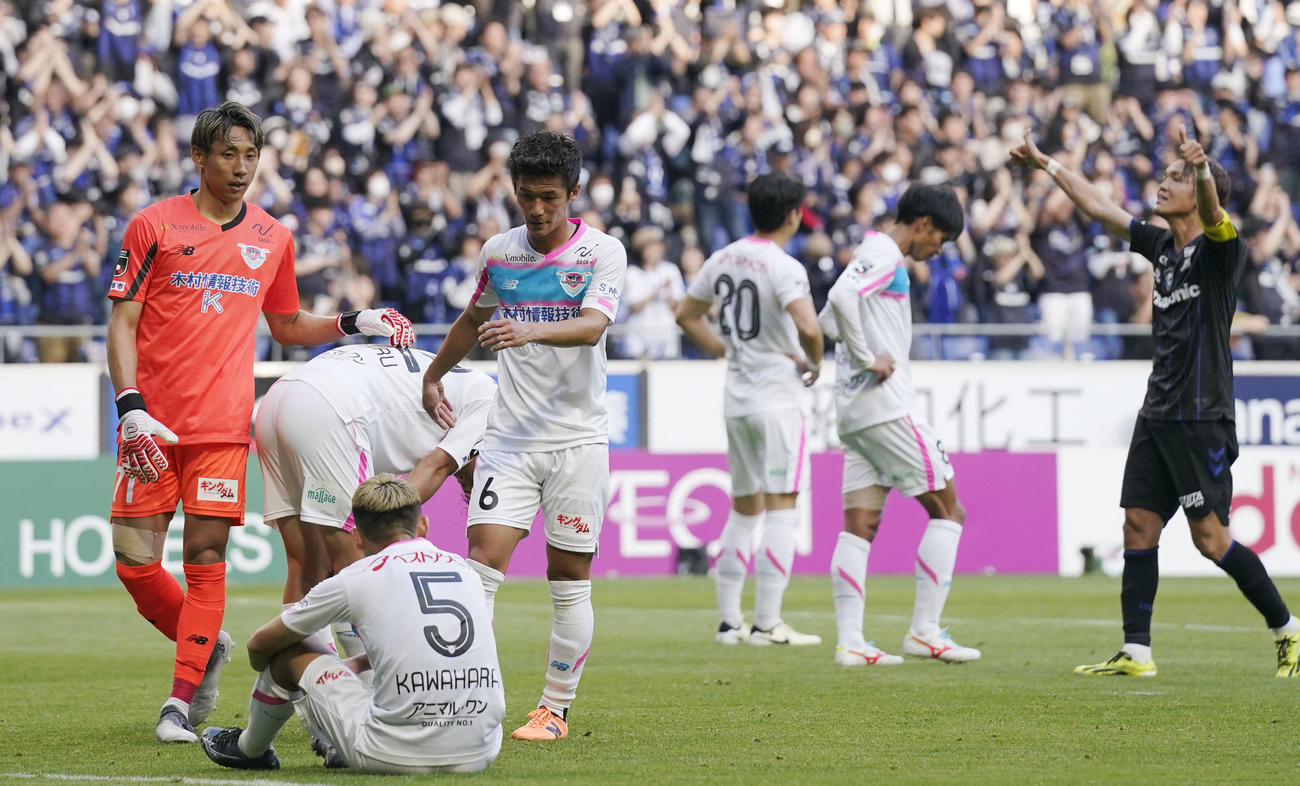 G大阪に敗れ、肩を落とす鳥栖イレブン（共同）