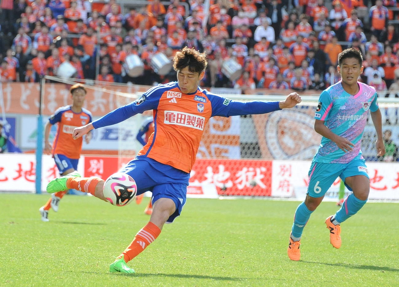 2・3月度のJ1リーグ月間ベストゴールに選出された鳥栖戦の谷口（左）のゴール（撮影・小林忠）