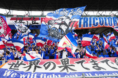 蔚山戦で盛り上がる横浜Mサポーター（共同）