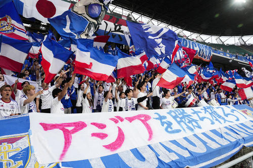 蔚山戦で盛り上がる横浜Mサポーター（共同）