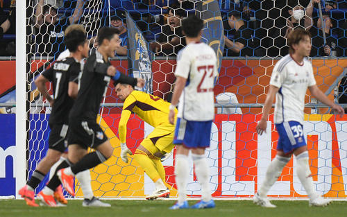 前半、蔚山に先制ゴールを決められた横浜MのGKポープ（中央）（共同）