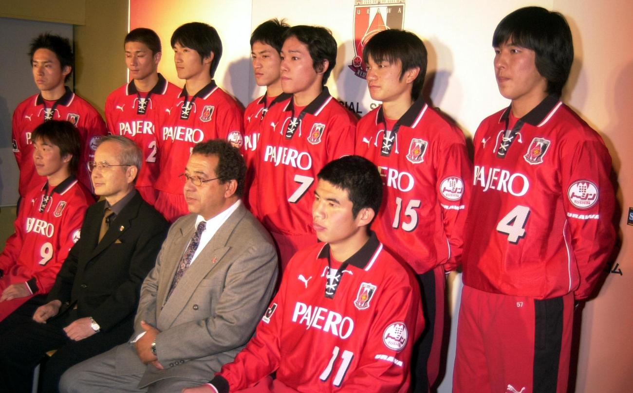 浦和の入団会見に臨んだ前列左から山根伸泉、塚本高志社長、ハンス・オフト監督、南祐三。後列左から平川忠亮、坪井慶介、堀之内聖、三上卓哉、小林陽介、東海林彬、長谷部誠