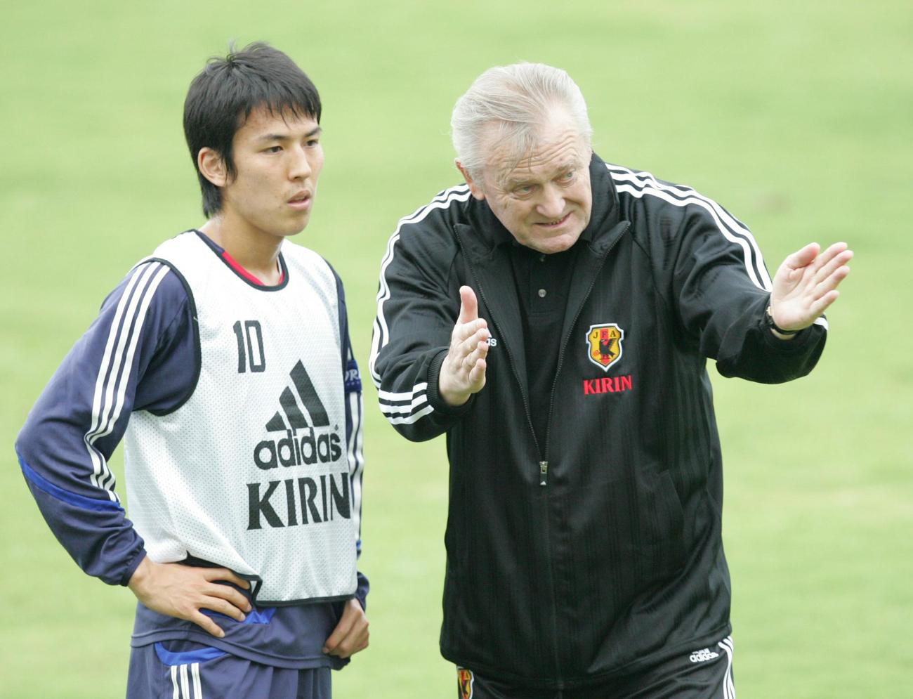 日本代表練習　イビチャ・オシム監督（右）は長谷部誠に指示を出す（2006年10月10日撮影）