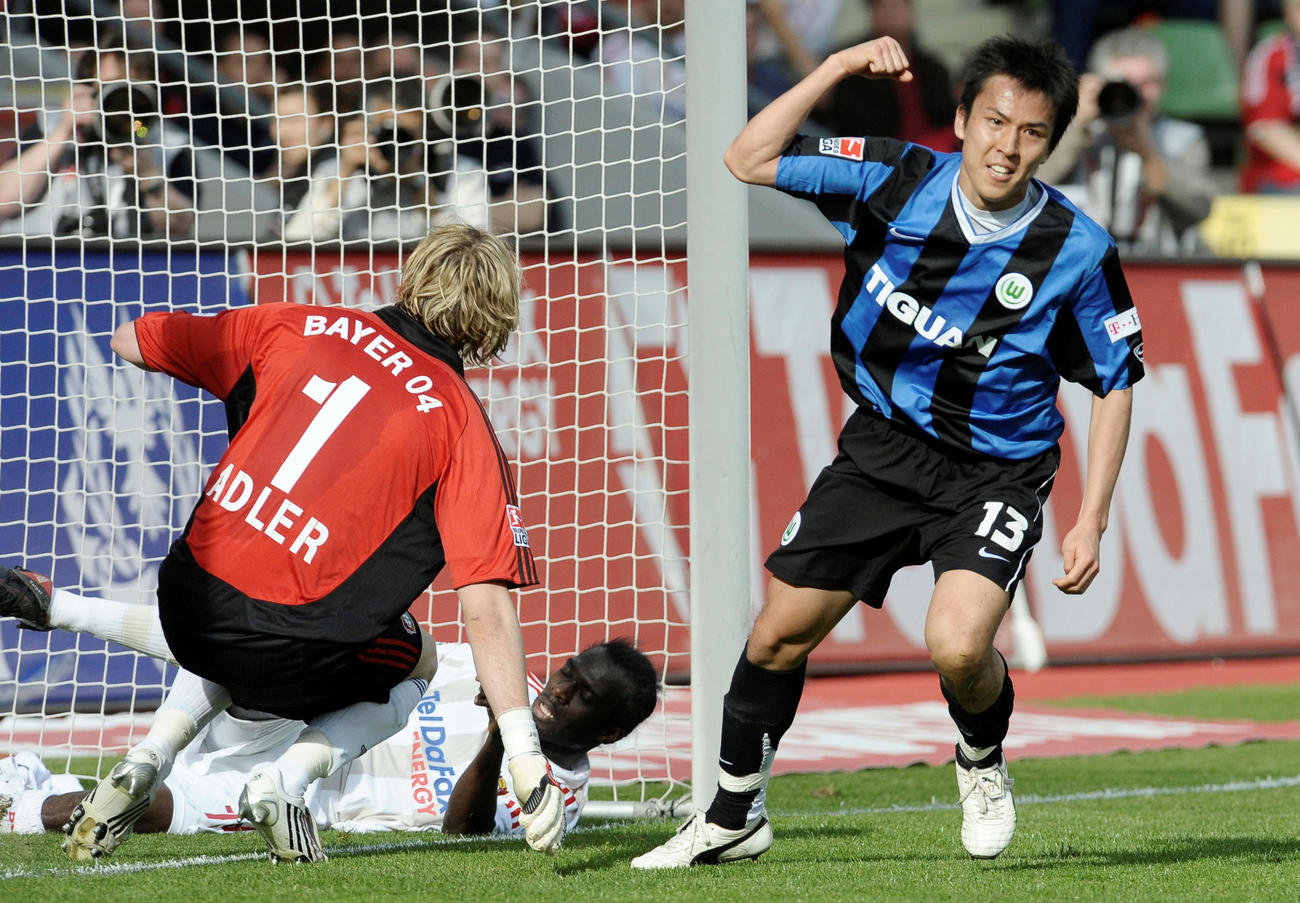 レバークーゼン対ボルフスブルク　前半43分、ゴールを決めたMF長谷部誠はガッツポーズで喜びを表す（2008年4月27日撮影）