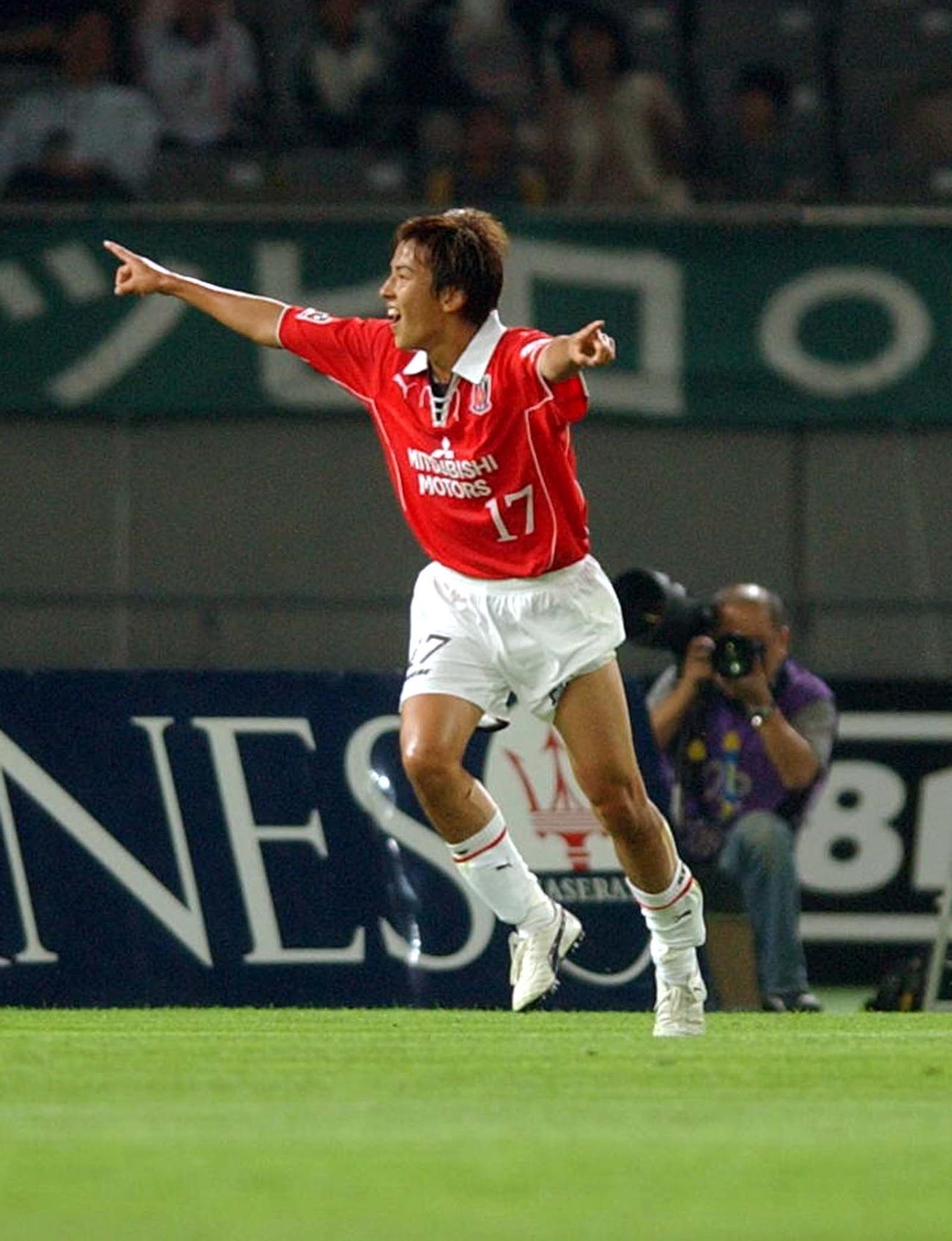 2003ナビスコ杯5日目　東京V対浦和　前半39分、先制点を決め飛行機ポーズで喜ぶ浦和MF長谷部誠（2003年7月2日撮影）