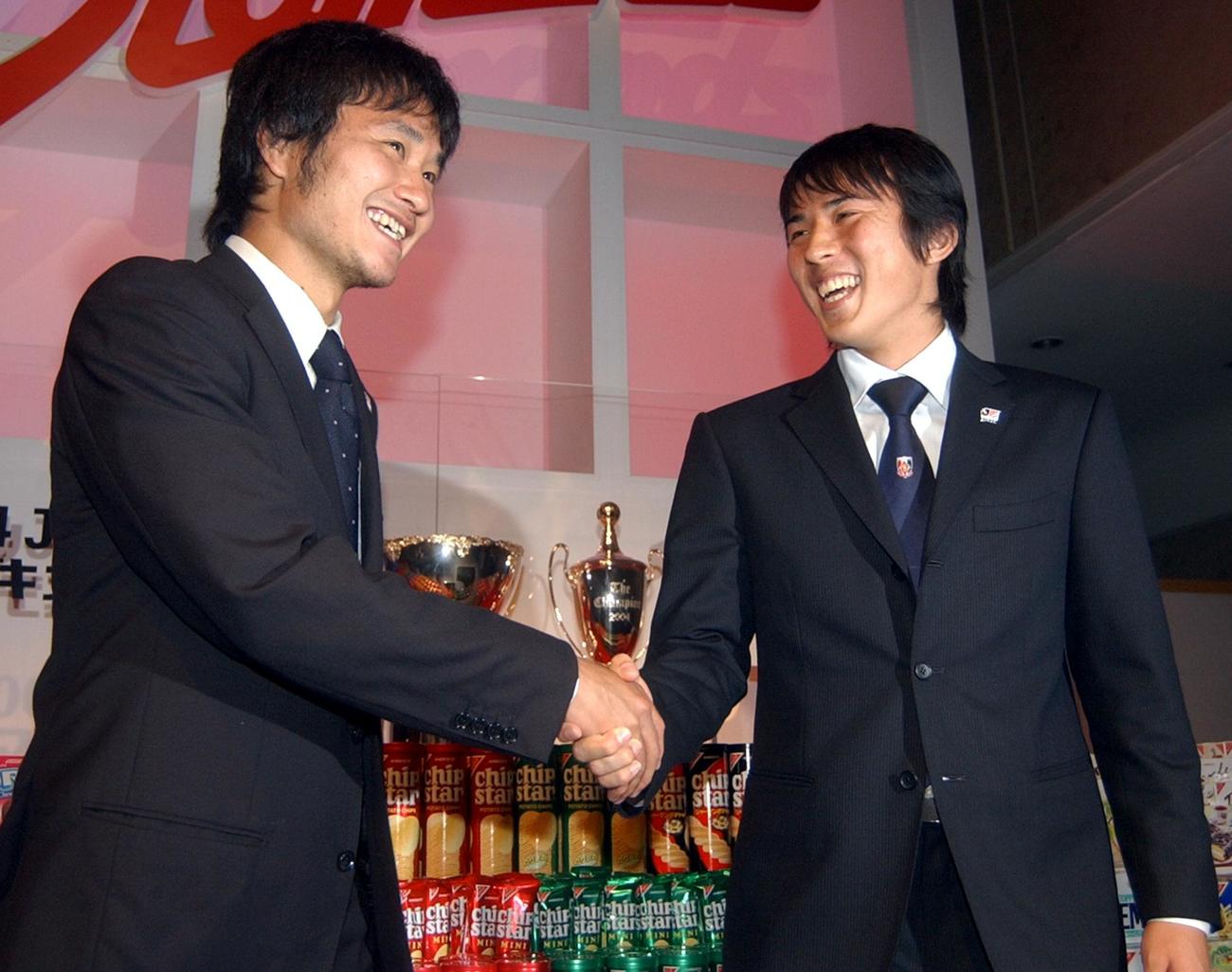 ナビスコ杯決勝前夜祭で笑顔でFC東京・今野泰幸（左）と握手を交わす浦和・長谷部誠（2004年11月2日撮影）　