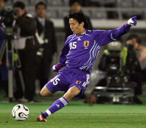 アジア杯予選　日本対インド　前半、パスを出す長谷部誠（2006年2月22日撮影）