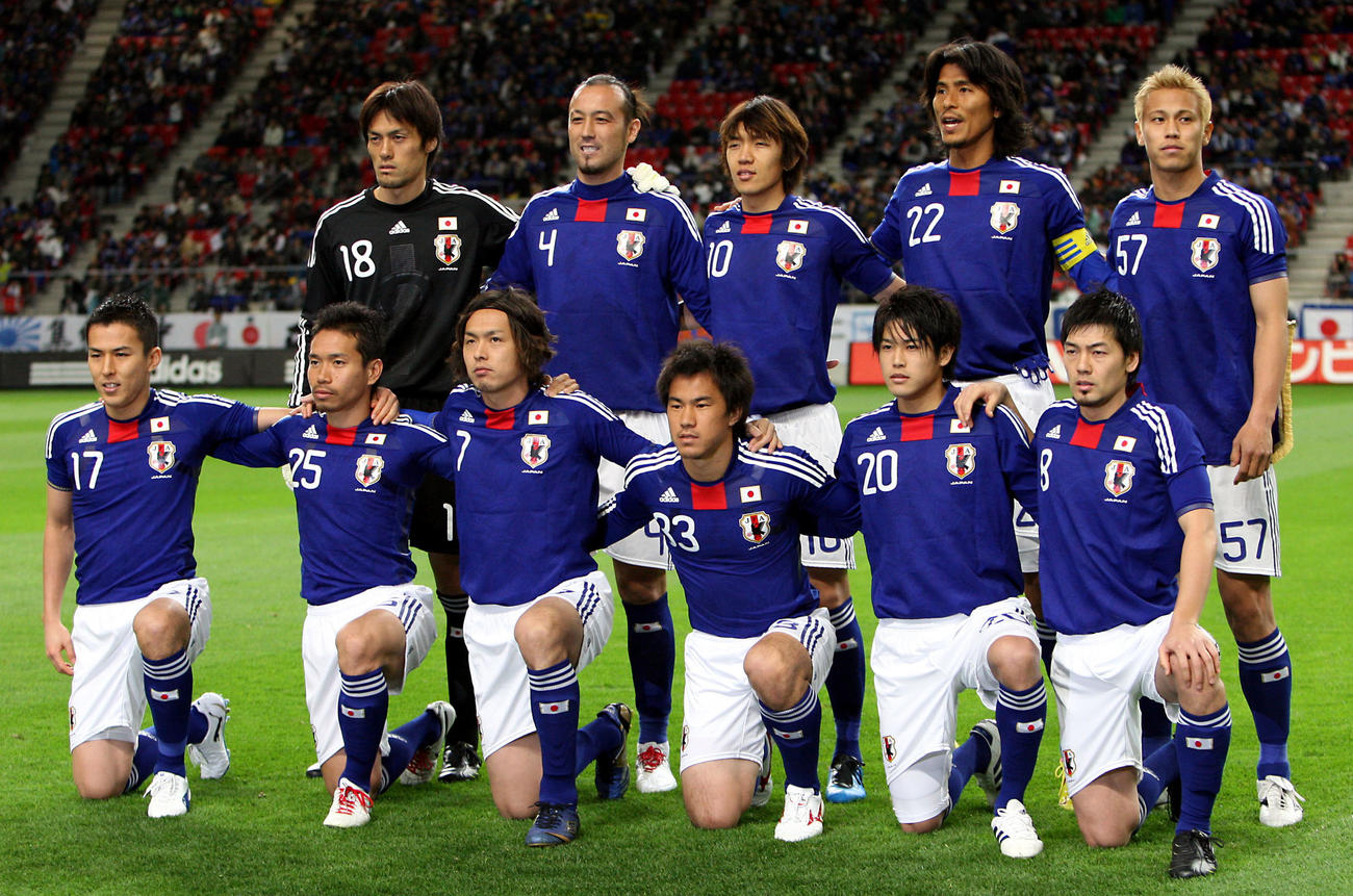 アジア杯最終予選　日本対バーレーン　日本代表先発メンバー。前列左から長谷部誠、長友佑都、遠藤保仁、岡崎慎司、内田篤人、松井大輔、後列左からGK楢崎正剛、闘莉王、中村俊輔、中沢佑二、本田圭佑（2010年3月3日撮影）