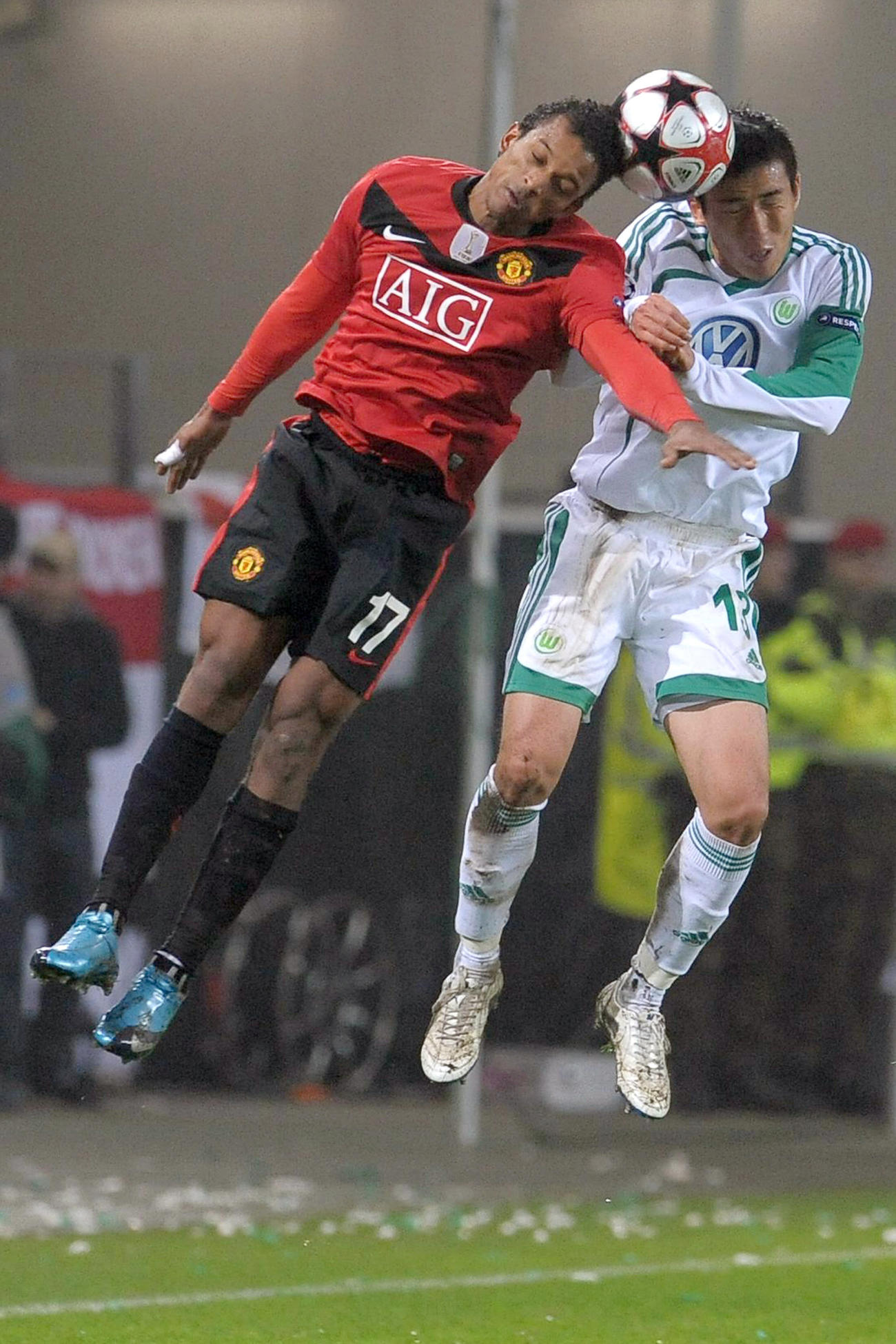 欧州チャンピオンズリーグ　ボルフスブルク対マンチェスターU　ナニ（左）とヘディングで競り合うボルフスブルクの長谷部誠　（2009年12月8日撮影）