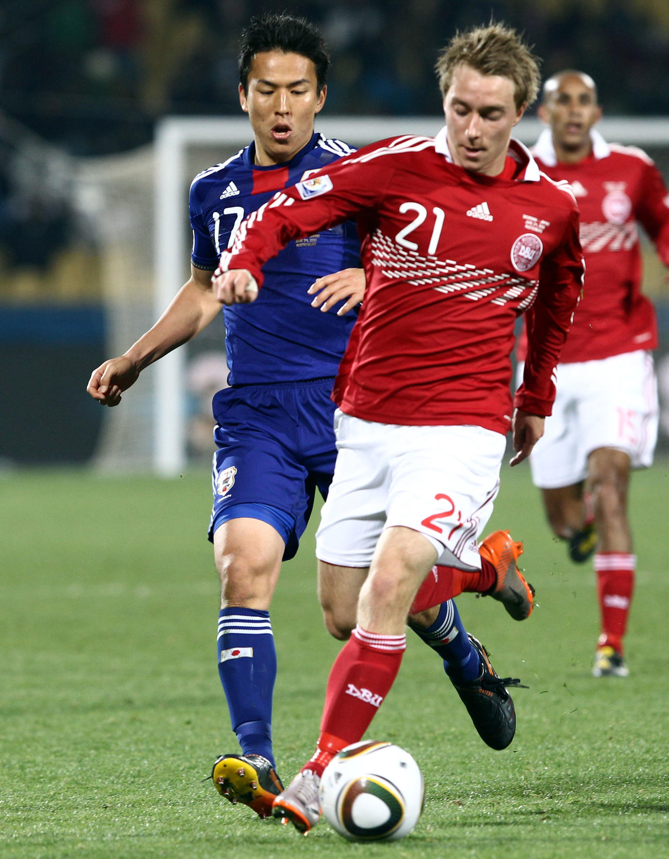 W杯南アフリカ大会1次リーグE組　日本対デンマーク　後半、競り合うMF長谷部誠（左）とMFエリクセン（2010年06月24日）