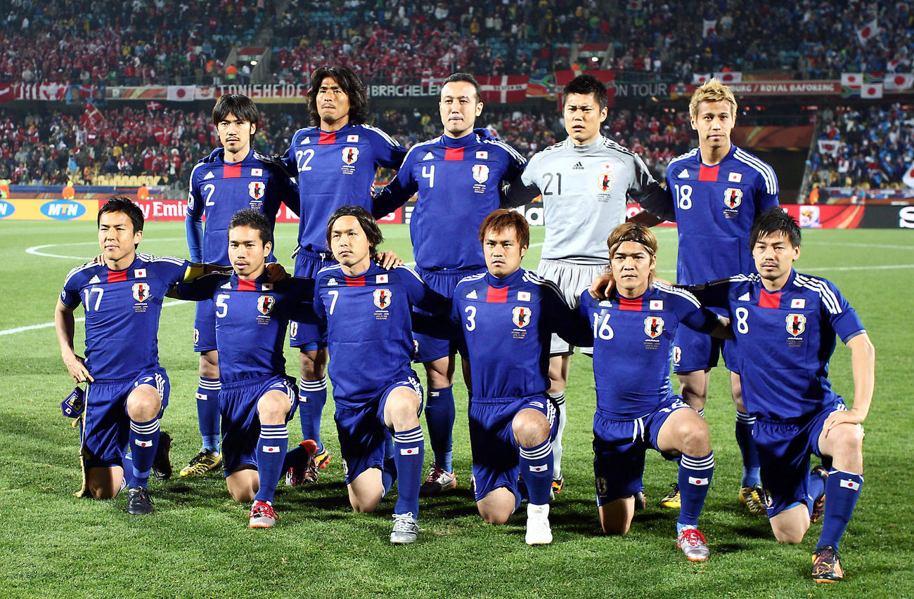 W杯南アフリカ大会1次リーグE組　日本対デンマーク　日本の先発メンバー　前列左からMF長谷部誠、DF長友佑都、MF遠藤保仁、DF駒野友一、MF大久保嘉人、MF松井大輔、後列左からMF阿部勇樹、DF中沢佑二、DF田中マルクス闘莉王、GK川島永嗣、FW本田圭佑　（2010年06月24日）