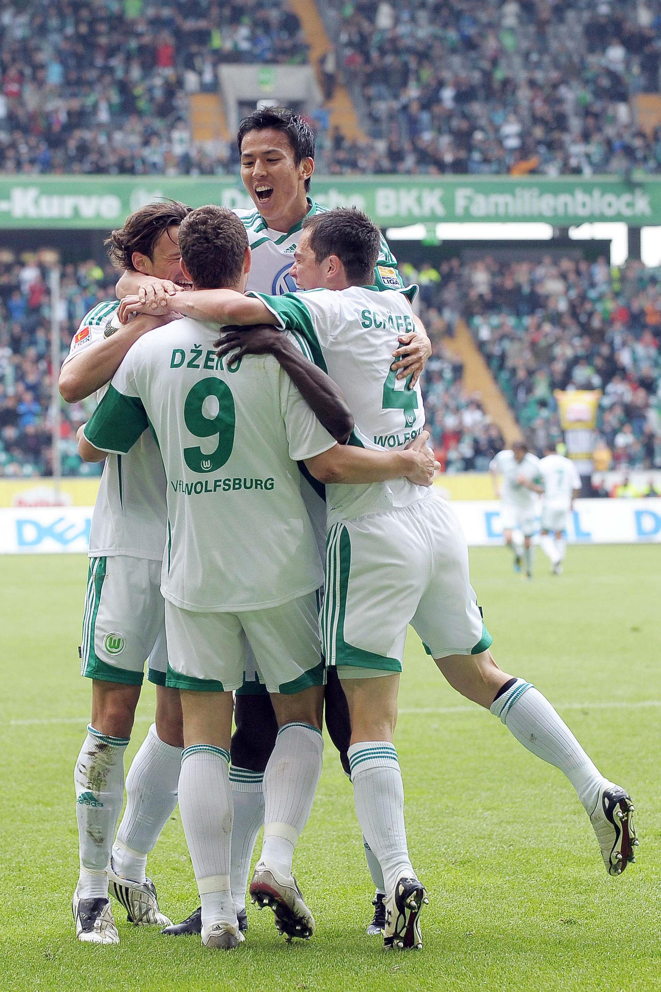 ボルフスブルグ対フランクフルト　フランクフルト戦でゴールを決めたジェコ（手前）に抱きつき祝福するボルフスブルク長谷部誠（右から2人目）（2010年5月8日撮影）