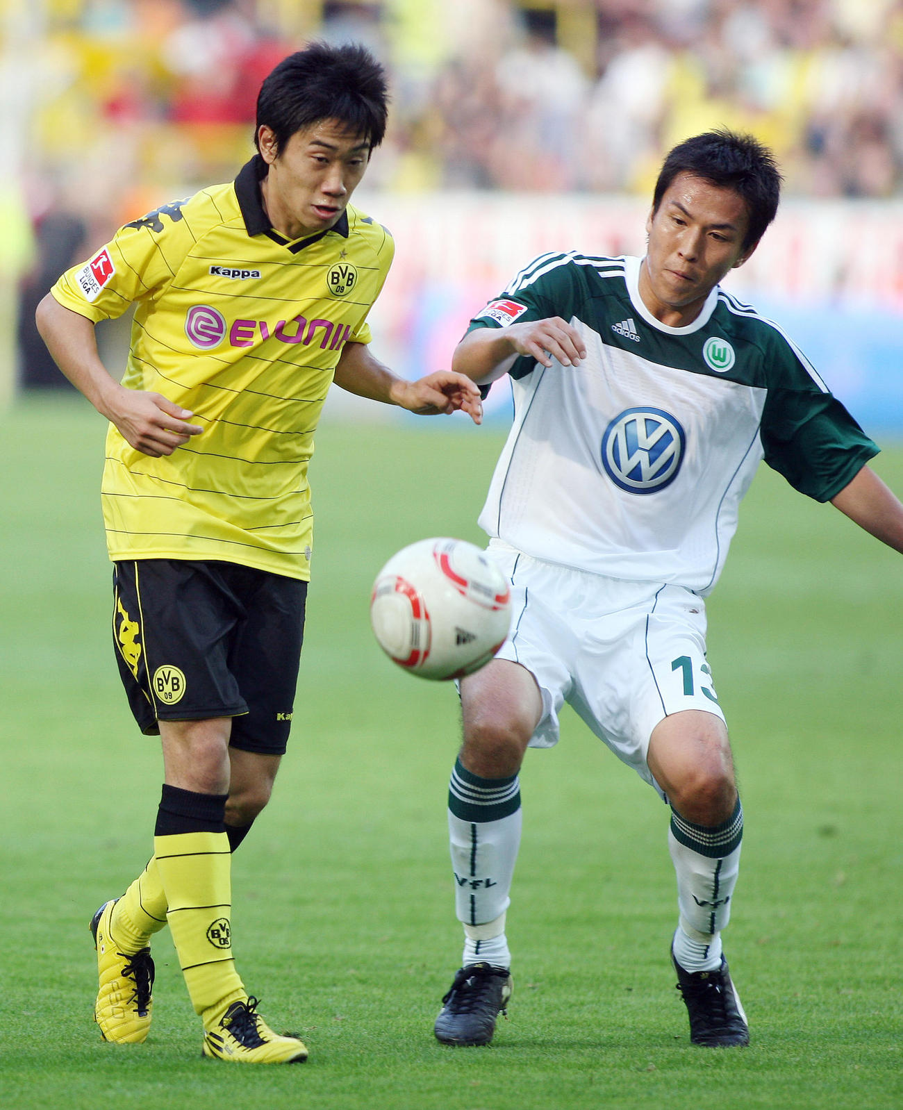 ドルトムント対ウォルフスブルク　後半、ボールを奪い合うドルトムントFW香川真司（左）とウォルフスブルクMF長谷部誠（2010年9月11日撮影）